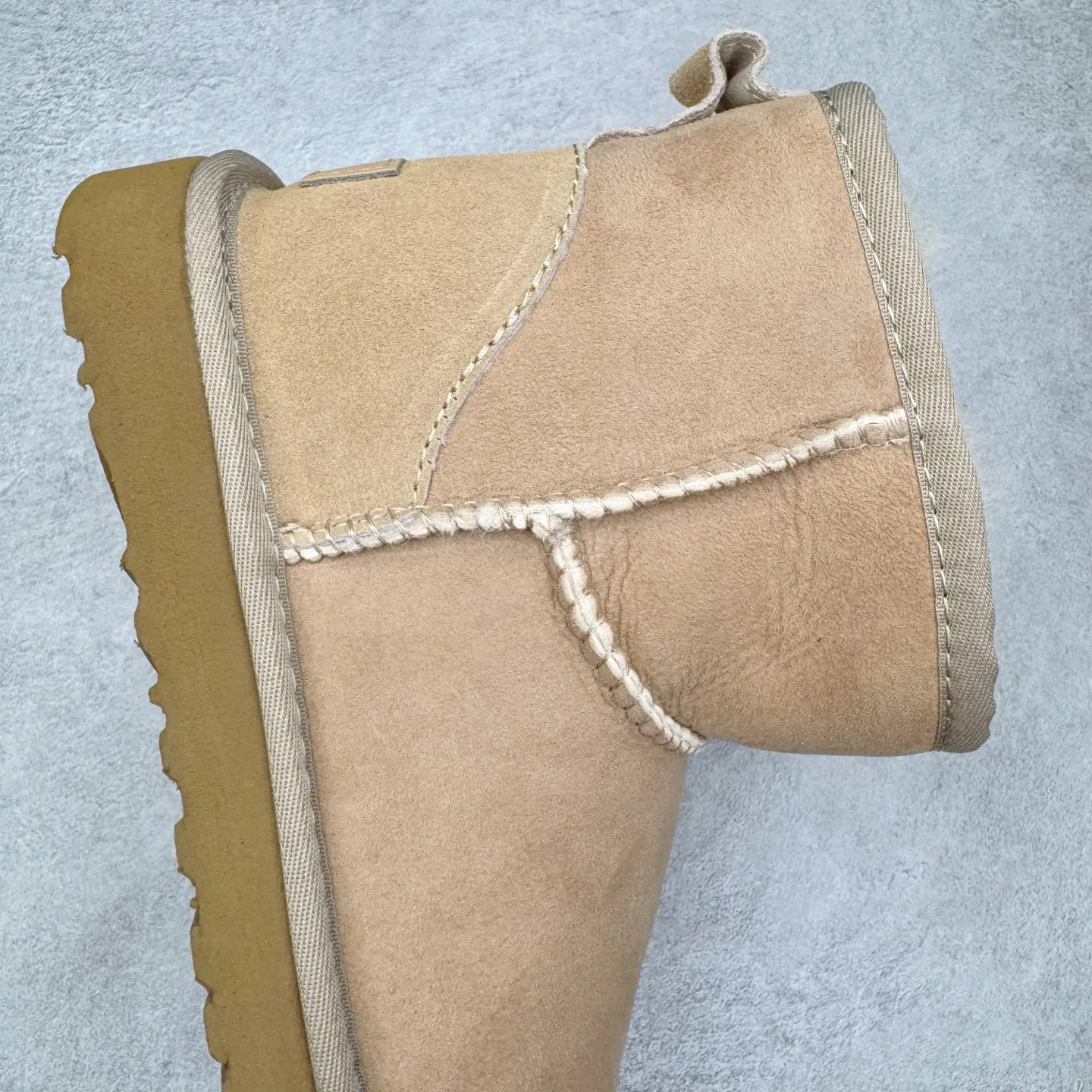 Pick up locally💰520 UGG 6222 Classic short-cut autumn and winter sheepskin and fur integrated snow boots. All shoes are made from the same factory as ZP. Longfeng A-grade Australian imported sheepskin and fur integrated men's and women's boots. Brand OEM production line. Fully follow the ZP process. OEM original pattern maker. Adhering to the principle of no original shoes and no development selection. Pay attention to every detail. The most authentic version on the market. TREADLITE "Light Wing" technology outsole. Lightweight/durable/flexible/pile size: 35 36 37 38 39 40 41 42 43 44 45 Coding: by2936060